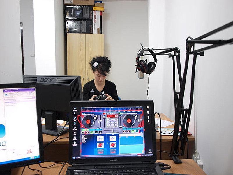 Ştiri de prin campus şi muzică fără manele, la radio în Observator