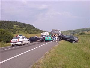 Accident grav în zona Poieni: un mort şi un rănit grav, circulaţia întreruptă pe ambele sensuri o oră