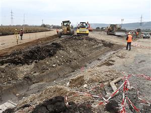 A furat un excavator de pe autostradă