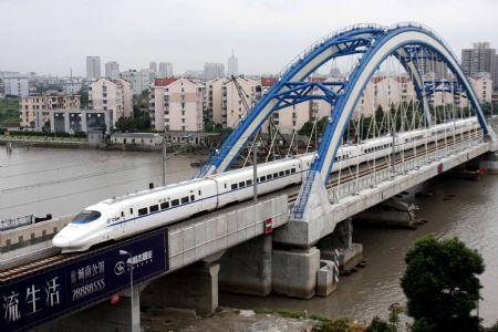 Chinezii intră în cursa pe șine. Trenul inventat de ei merge cu 400 km/h