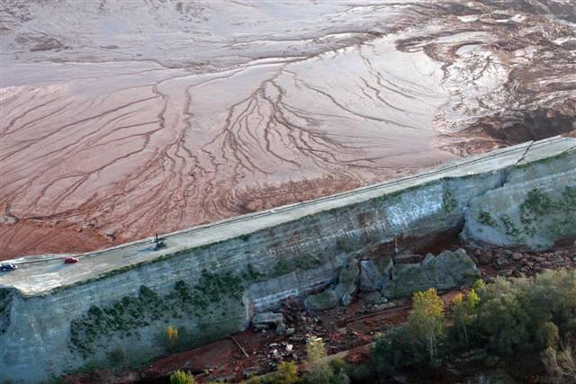 Noroiul toxic din Ungaria forţează digul. Vedeţi o fotografie incredibilă