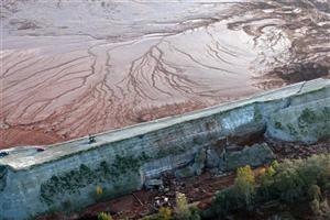 Noroiul toxic din Ungaria forţează digul. Vedeţi o fotografie incredibilă