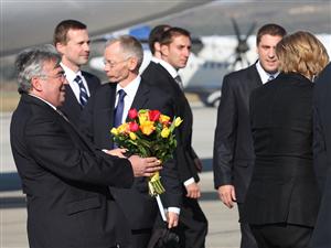 Merkel a plecat cu buchetul prefectului la Berlin