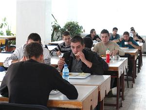 Bobocii de la Universitatea Tehnică, forţaţi să se aboneze la cantină