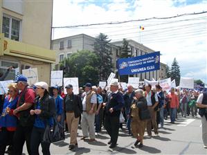 Protestatarii au început marşul către Palatul Parlamentului