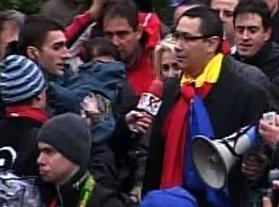Ponta, în fruntea sindicaliştilor, cu tricolorul de gât VIDEO