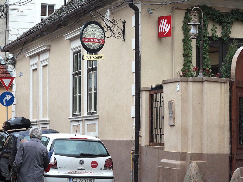 Un local cu 7 amenzi şi decizie de închidere din partea Primăriei funcţioneză ilegal în centrul Clujului