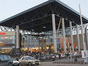 Noapte cu breakdance, lasere şi reduceri la Iulius Mall