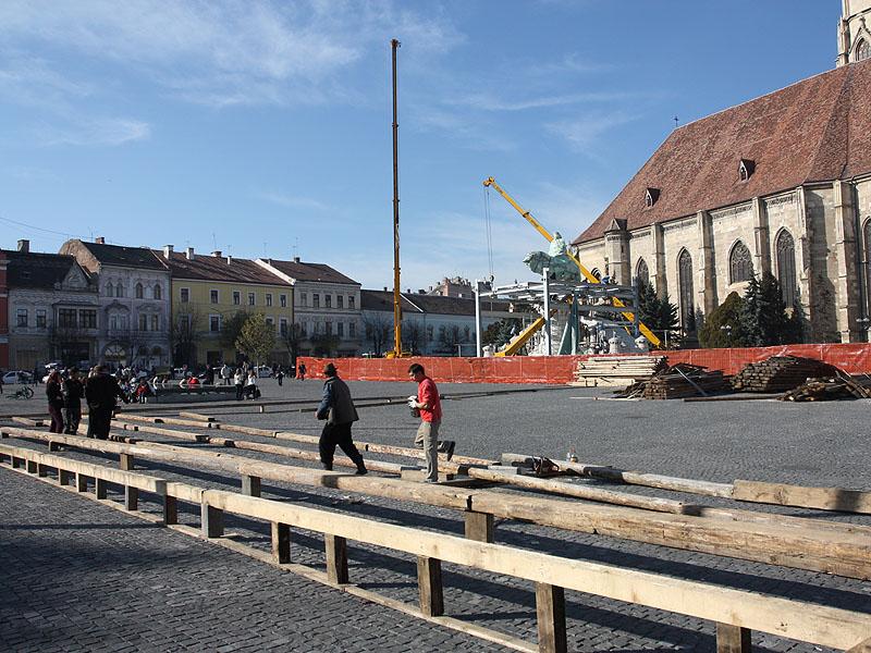 Se montează patinoarul din Piaţa Unirii