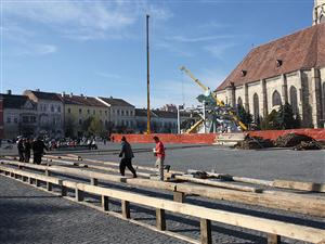 Se montează patinoarul din Piaţa Unirii