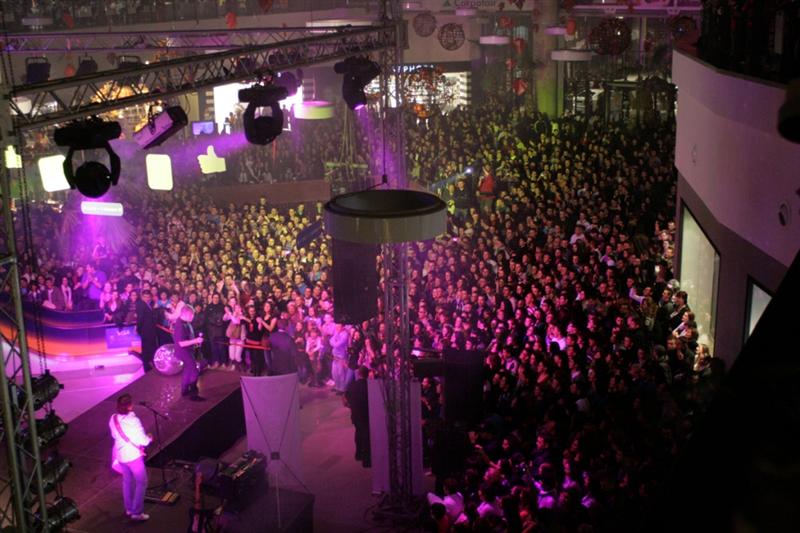 Clujenii s-au călcat în picioare ca să-şi cheltuie banii la mall FOTO