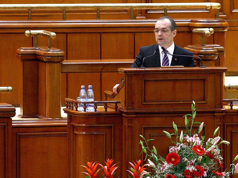 Boc a deschis un nou front în războiul cu opoziţia: salarizarea 