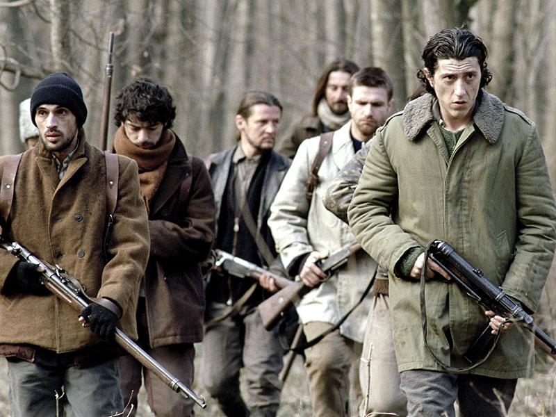 Cu puşca pe comunişti, la Victoria    