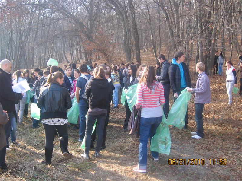 Poliţia Comunitară a curăţat de gunoaie liziera pădurii Făget