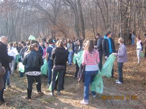 Poliţia Comunitară a curăţat de gunoaie liziera pădurii Făget