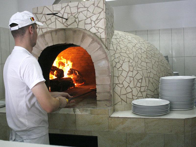 Unde savurăm o pizza bună. În oraş sau acasă?      