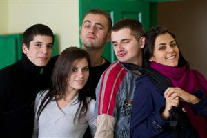 Liceenii clujeni îl dau jos de pe soclu pe Eminescu chiar de ziua lui: pun în scenă o piesă de teatru cu Eminescu în azilul de nebuni