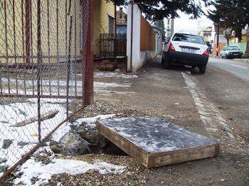 17 capace de canal furate într-o singură noapte, în Cluj; jumătate dintre cămine sunt pe carosabil