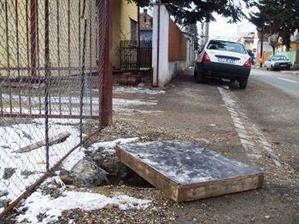 17 capace de canal furate într-o singură noapte, în Cluj; jumătate dintre cămine sunt pe carosabil