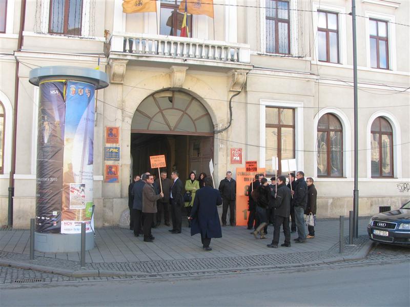 Sediul PDL Cluj, pichetat o oră de PNL, sâmbătă
