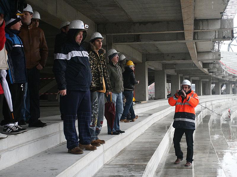 Clujenii au înfruntat ploaia şi frigul pentru a intra pe Cluj Arena