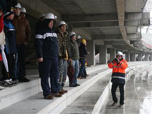 Clujenii au înfruntat ploaia şi frigul pentru a intra pe Cluj Arena