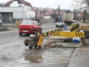 Şantierele de pe drumuri atentează la maşinile clujenilor             