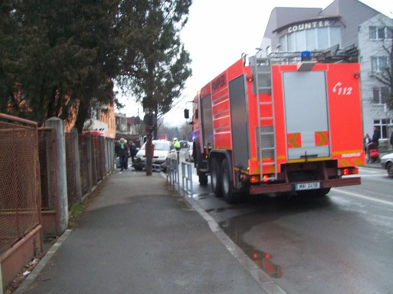 Accident în Gheorgheni: două maşini implicate, o persoană rănită FOTO