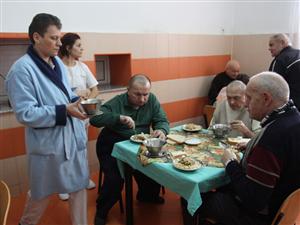 Bătrânii de la Centrul de Vârstnici se plâng că li se fură din mâncare     