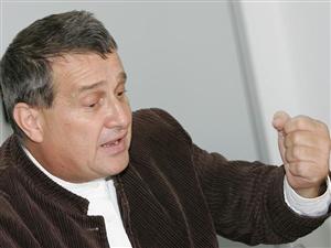 Priveşte, citeşte!: “Femeile din secolul trecut”de Mircea Dinescu