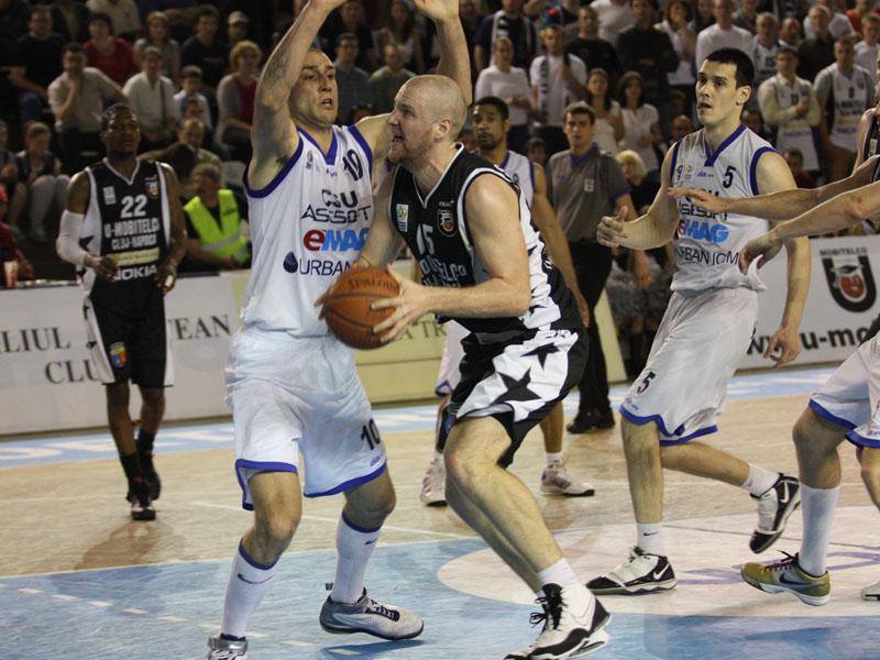 Handbalul şi baschetul au ţinut “steagul sus” în 2010