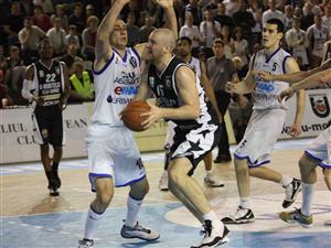 Handbalul şi baschetul au ţinut “steagul sus” în 2010