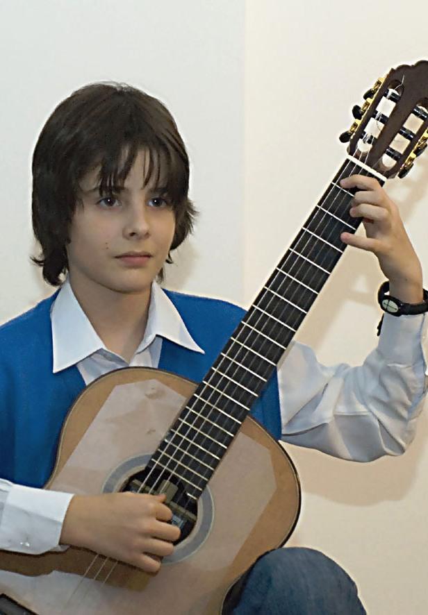 Un copil de 12 ani din Cluj a luat două premii I la un concurs internaţional de chitară