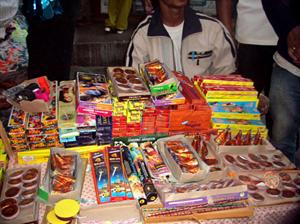 Vinzi petarde, rişti să stai închis un an: sute de artificii şi mii de petarde confiscate în Cluj