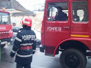 Acoperişul de la două hale din Floreşti a ars în totalitate GALERIE FOTO