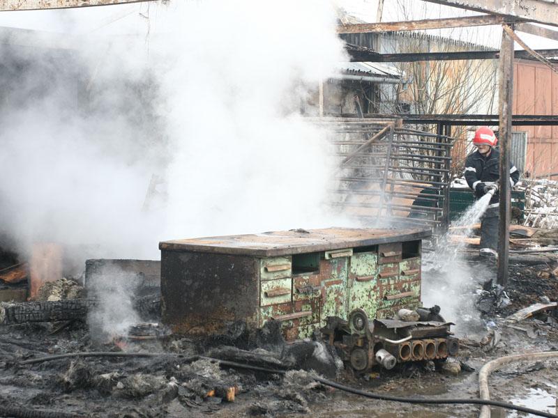 Două hale au ars în Floreşti   