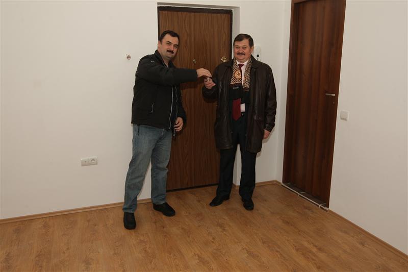 Au cumpărat dintr-un complex comercial şi au câştigat câte un apartament