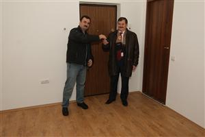 Au cumpărat dintr-un complex comercial şi au câştigat câte un apartament