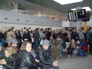 Aeroportul, blocat de ceaţă         