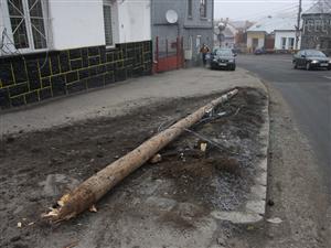 Calea Turzii, blocată de un stâlp răsturnat