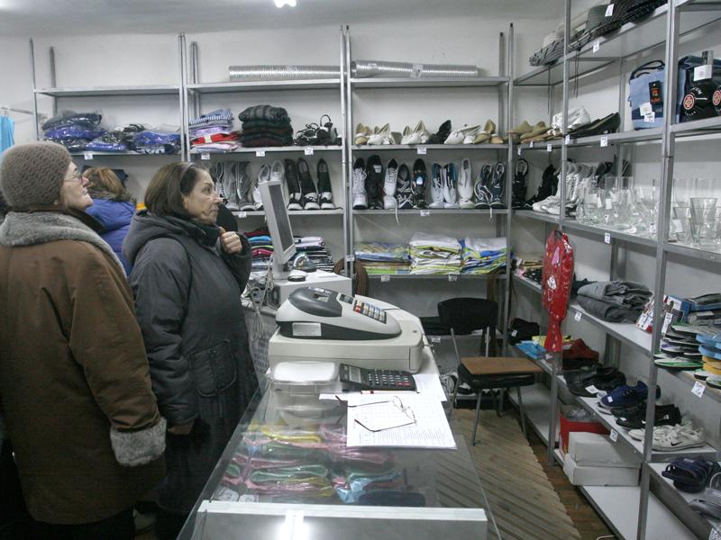 Colecţia primăvară-vară la Finanţe: ochelari de soare, sandale şi mărţişoare