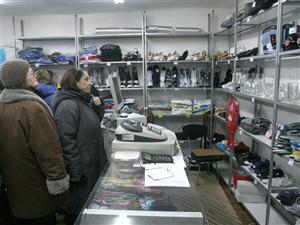 Colecţia primăvară-vară la Finanţe: ochelari de soare, sandale şi mărţişoare