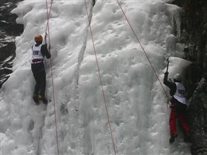 Echilibristică pe gheaţă, la verticală, în Răchiţele
