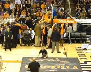 Slam-dunk in-cre-di-bil! A intrat cu mingea în coş VIDEO