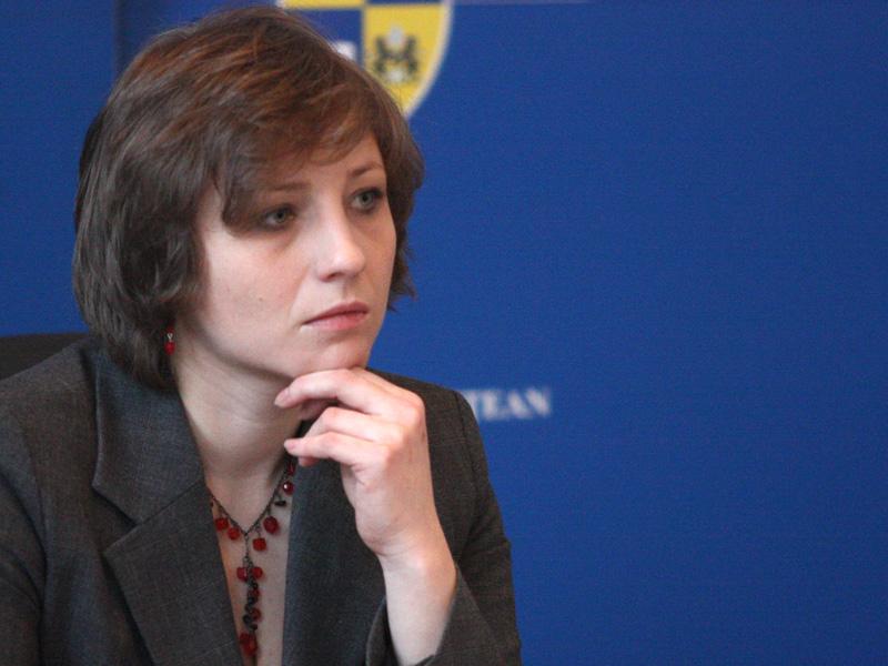 Fekete Emöke face cadouri “din suflet” bărbaţilor din administraţia clujeană
