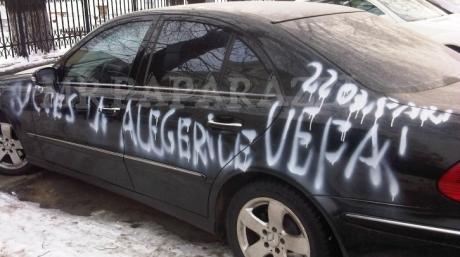 Maşina lui Mircea Sandu, vandalizată. 