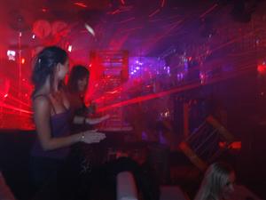 Liceenii în alertă! În club, doar de mână cu părinţii      