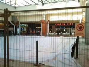 Fântâna din Iulius Mall a fost închisă; în locul ei apar chiriaşi FOTO