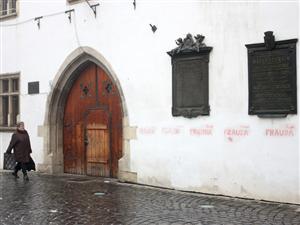 Patru sedii vandalizate, în ciuda camerelor de supraveghere din oraş  