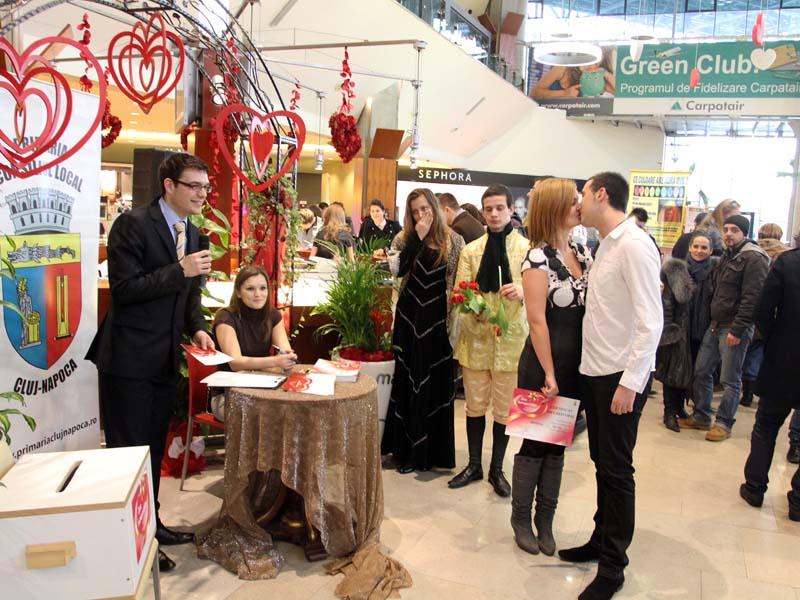 Căsătorii pe bandă rulantă la Iulius Mall de Ziua îndrăgostiţilor